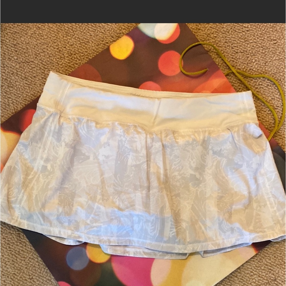 Lululemon light gray and white skirt